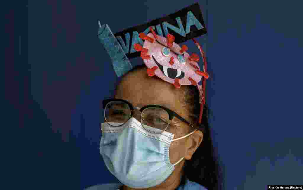 На фото: 56-річна медик Марінете Феррейра в карнавальному костюмі «Вакцина»  