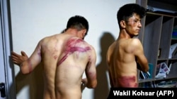 Неъмат Нақдӣ (чап) ва Тақӣ Дарёбӣ (рост), хабарнигорони "Иттилооти рӯз" мегӯянд, ки дар боздоштгоҳи "Толибон" латукӯб шуданд. 8-уми сентябри 2021