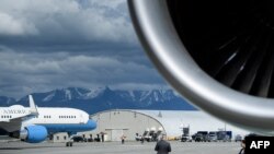 Air Force One tokom zaustavljanja radi dopunjavanja goriva u zračnoj bazi Elmendorf u Enkoridžu na Aljasci, na putovanju američkog presjednika Donalda Trumpa za Japan, u njegovom prethodnom mandatu 2019. godine.