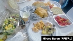 Mâncare servită într-un spital din România. Nici în unitățile sanitare alimentația nu respectă întotdeauna sfaturile nutriționiștilor.