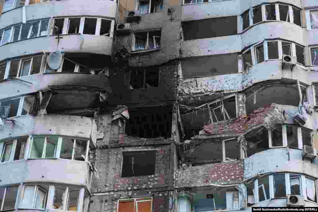 Наслідки російського удару по житловому багатоповерховому будинку Києва