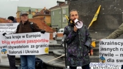 Не хочуть оновлювати військово-облікові дані і вимагають видати паспорти. Що говорять чоловіки за кордоном? (відео)
 Не хочуть оновлювати військово-облікові дані і вимагають видати паспорти. Що говорять чоловіки за кордоном? (відео)