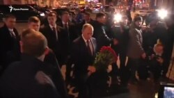 Взрыв в Санкт-Петербурге: Путин возложил цветы у станции метро (видео) Взрыв в Санкт-Петербурге: Путин возложил цветы у станции метро (видео)