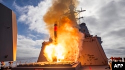 Австралійський корабель HMAS Brisbane здійснює випробувальнйи запуск ракети Tomahawk. Фото поширило 10 грудня 2024 року Міністерство оборони Австралії, назвавши це «важливою віхою» зміцнення свого флоту на тлі гонки озброєнь в Азійсько-Тихоокеанському регіоні