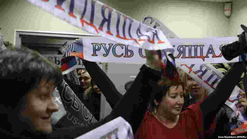 "Русь сидящая" с фирменными шарфами