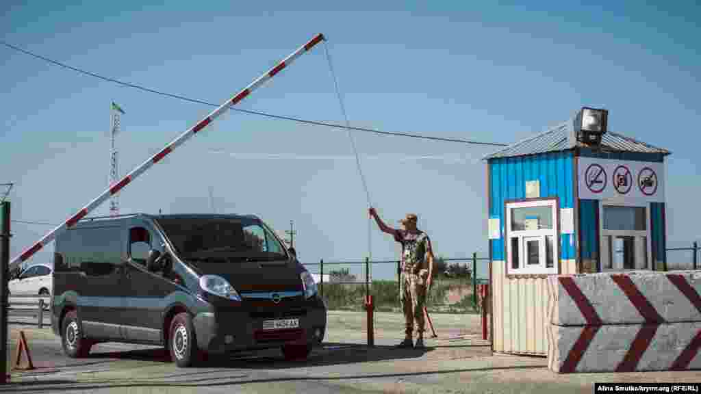 О 4:30 ранку в середу, 10 серпня, російські силовики розблокували рух в обох напрямках на всіх трьох пунктах в'їзду-виїзду на адміністративному кордоні з окупованим півостровом