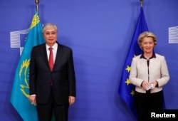 ЄС залишається найбільшим інвестором у Центральній Азії. На архівному фото: президентка Європейської комісії Урсула фон дер Ляєн (праворуч) із президентом Казахстану Касимом-Жомартом Токаєвим у штаб-квартирі Європейської комісії в Брюсселі