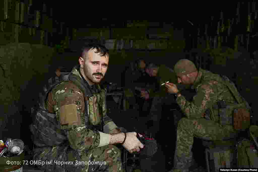 Пресофіцер 72 ОМБп Арсен Приліпка на Вугледарському напрямку. «Дуже легко коментувати і звинувачувати командування в ухваленні певних рішень, не перебуваючи на командному пункті і не володіючи тією ситуацією і тією інформацією, яка є у командира бригади» – прокоментував Приліпка критику щодо вчасності відданих наказів та ухвалених рішень про відхід з міста  