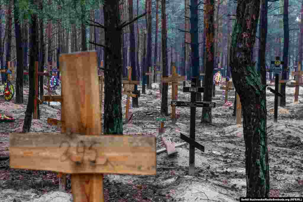 Багато людей, тіла яких ексгумували на місці масових поховань під Ізюмом, були зі слідами насильницької смерті – закатовані чи застрелені. ДНК-експертиза встановила, що в одній з могил був похований письменник Володимир Вакуленко, викрадений і застрелений російськими окупантами, вересень 2022 року / Праворуч: початок жовтня 2024-го