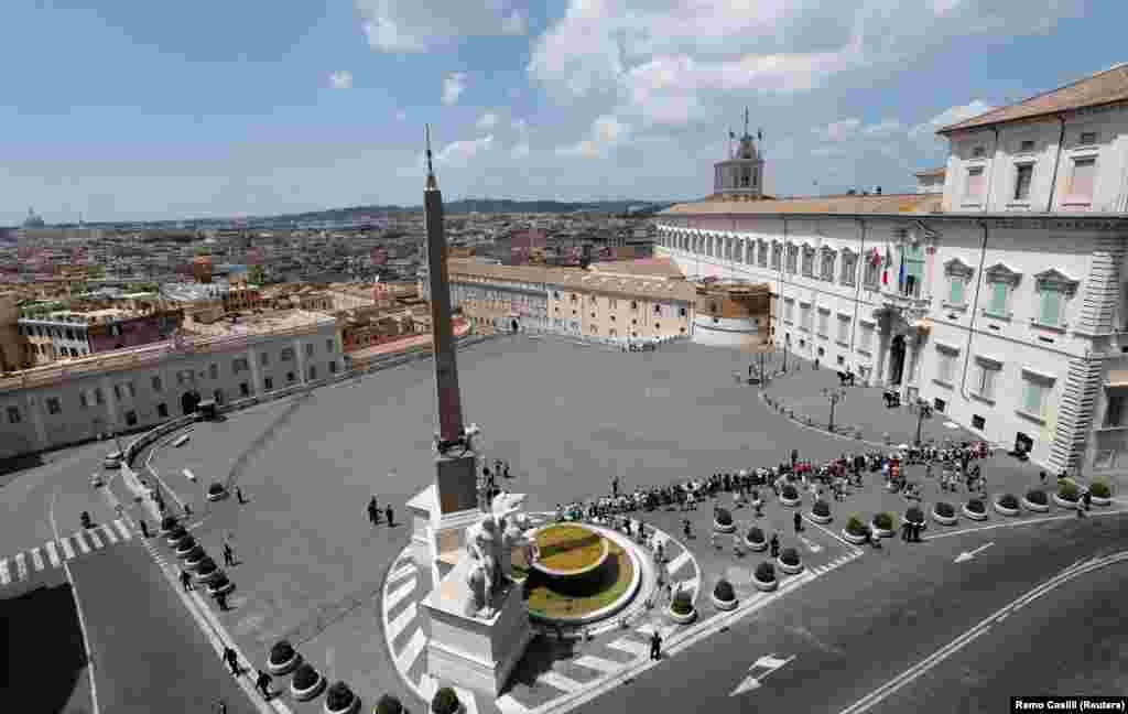 Квиринальский дворец (Рим, Италия). Это резиденция президентов Италии. Дворец построен в 1573 году. Площадь дворца – более 110 тысяч квадратных метров. Он украшен фресками Гвидо Рени и Мелоццо да Форли. Сначала дворец служил летней резиденцией для папы Григория XIII. Долгое время в стенах дворца происходили конклавы Ватикана