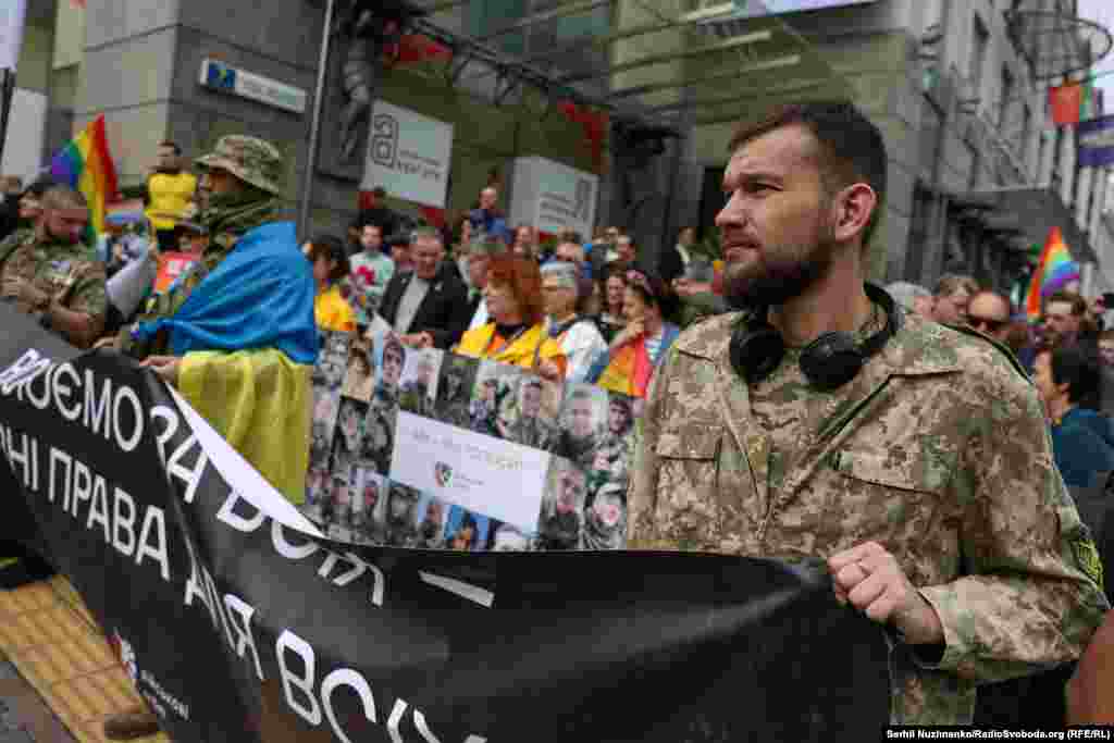 «Я став на захист нашої країни абсолютно добровільно. Це був мій свідомий вибір. І тепер я хочу, щоб країна стала на захист моїх прав», – зазначив Дмитро, учасник Маршу рівності та ветеран (на фото праворуч)