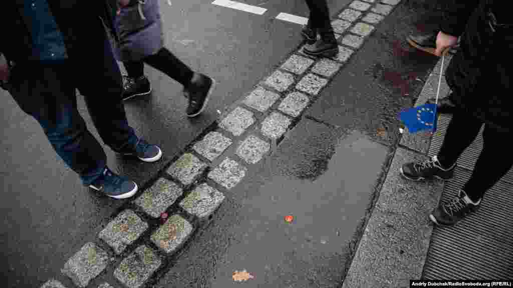 Але Берлінський мур у головах лишається. Незважаючи на те, що Схід Німеччини в економічному плані упевнено наздоганяє Захід, за одним із опитувань, 57 відсотків мешканців Сходу Німеччини заявили, що відчувають себе «громадянами другого сорту», і майже половина з них не задоволені тим, як функціонує демократія