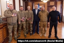 Российский глава Крыма Сергей Аксенов с участниками 11 батальона «БАРС-Крым», награжденными за отражение атаки беспилотников в Крыму, 4 марта 2025 года