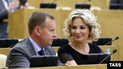 Денис Вороненков і Марія Максакова на засіданні Держдуми Росії, 8 червня 2016 року