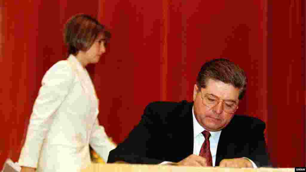 Лідер партії «Громада» Павло Лазаренко і голова «тіньового кабінету» партії «Громада» Юлія Тимошенко під час з’їзду партії в Києві, 1997 рік