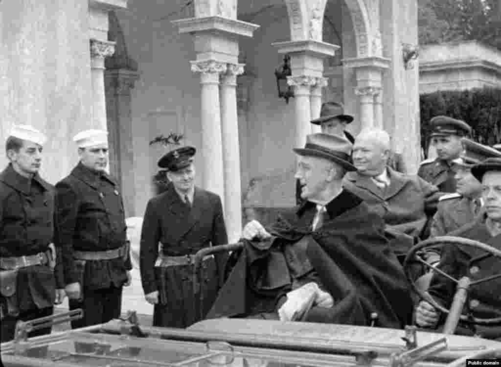 Рузвельт у Ливадийского дворца. Согласно документам фонда Сталина в Российском Государственном архиве социально-политической истории, Рузвельт говорил, что чувствует себя в Ливадии очень хорошо и хотел бы попросить у советского правительства продать ему Ливадию. Сталин отвечал, что Крым представляет собой еще малокультурную территорию, где многое еще нужно развить