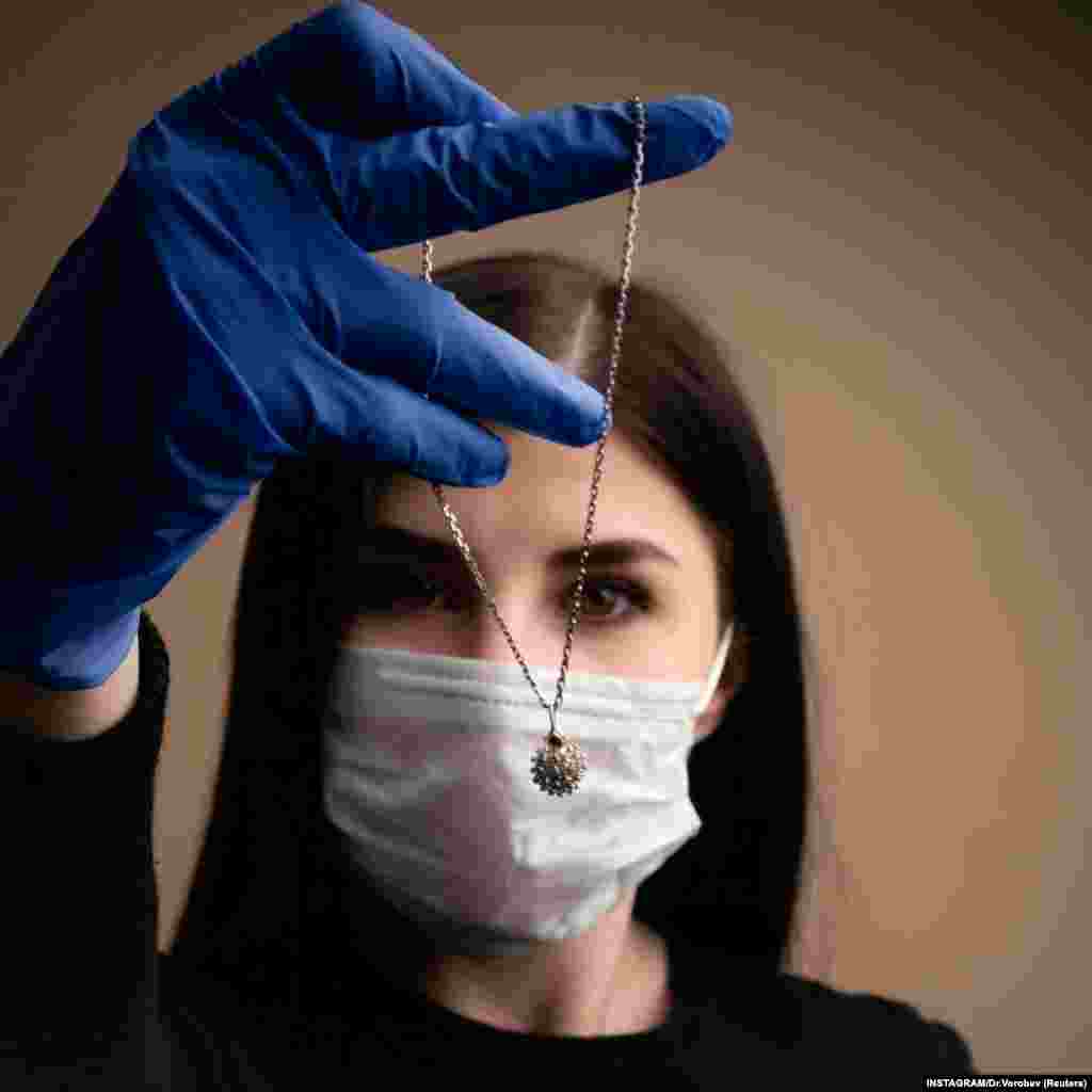 Кулон у вигляді коронавірусу виготовлений в російській Костромі ювелірною фірмою Dr.VOROBEV. «Вірус із чистого срібла» продається онлайн за 1000 російських рублів