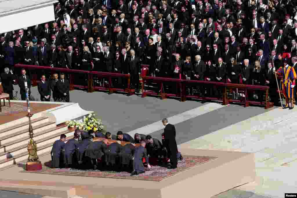 Папата Франциск, роден како Хорхе Марио Бергољо во Буенос Аирес, Аргентина, почина на Велики Понеделник, 21 април 2025 година, на 88-годишна возраст во неговата резиденција во Ватикан, Каса Санта Марта.