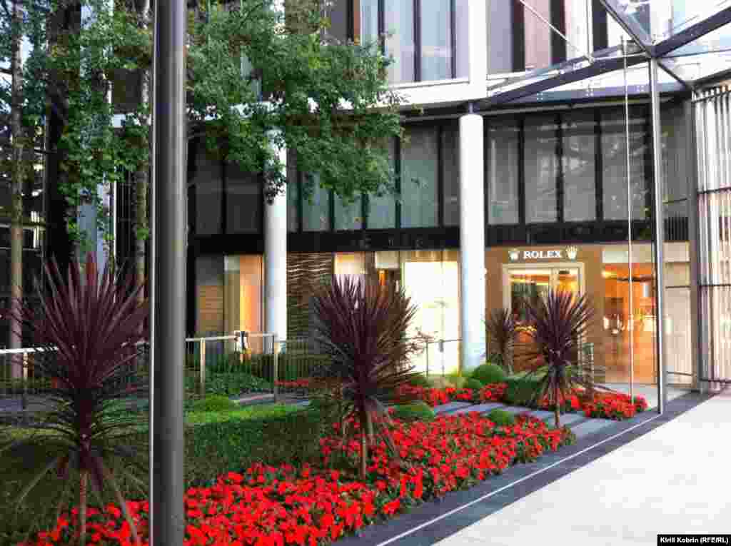 ...часовые лавки «Ролекса» (уважающему себя состоятельному россиянину сегодня без дорогих часов не обойтись!)...