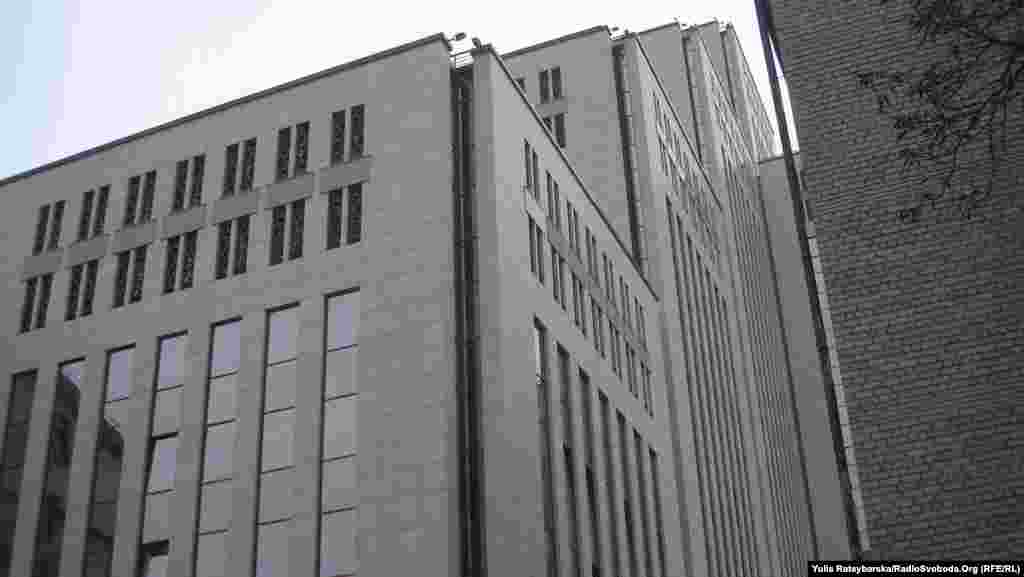 Єврейський центр «Менора» має форму семисвічника. Три із семи «веж»