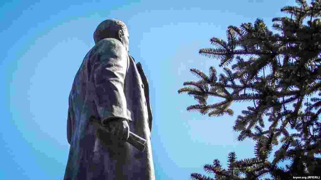 «Ватажок» всіх ялтинських пам'ятників Володимир Ленін. Він розташований вище всіх, та й розмірами зрівнятися з ним ніхто не може