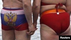 Члены клуба любителей зимнего плавания. Красноярск