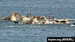 Десантування у воду разом із технікою із корабля Чорноморського флоту Росії. Севастополь. Окупований Крим.