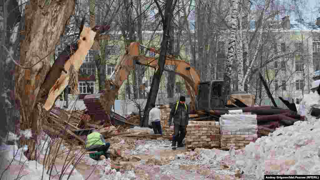 С деревьями, видимо, тоже особо не церемонились. Слева виден изуродованный ствол. 