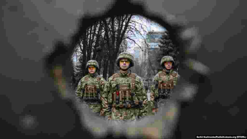 Оборона ДАП тривала 242 дні – з 26 травня 2014 року до пізнього вечера 20 січня 2015 року, коли остаточно обвалилося підірване вдруге російськими гібридними силами перекриття терміналу. Останнім із території ДАПу 23 січня 2015 року вийшов із побратимами ротний Максим Ридзанич. За даними Генштабу, за час оборони ДАПу загинув 101 військовий, 440 були поранені, 9 бійців зникли безвісти. Окрім підрозділів ЗСУ, в обороні Донецького аеропорту брали участь добровольці «Правого сектору», «Карпатської січі» та інших формувань. Серед наймолодших загиблих добровольці Святослав Горбенко та Сергій Табала