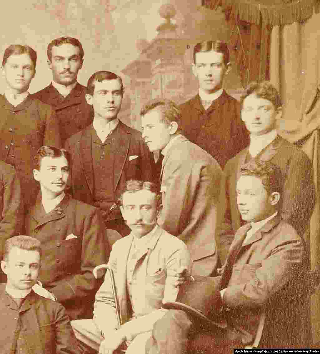 Студенти права з Кракова. Фрагмент спільного фото однокурсників графа Казимира Шептицького з професорами Ягеллонського університету в Кракові. Фото 1888 року. Фотографія з фондів Muzeum Historii Fotografii im. Walerego Rzewuskiego w Krakowie