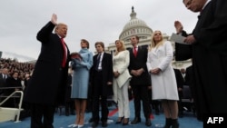 Дональд Трамп принимает присягу на церемонии инаугурации президента