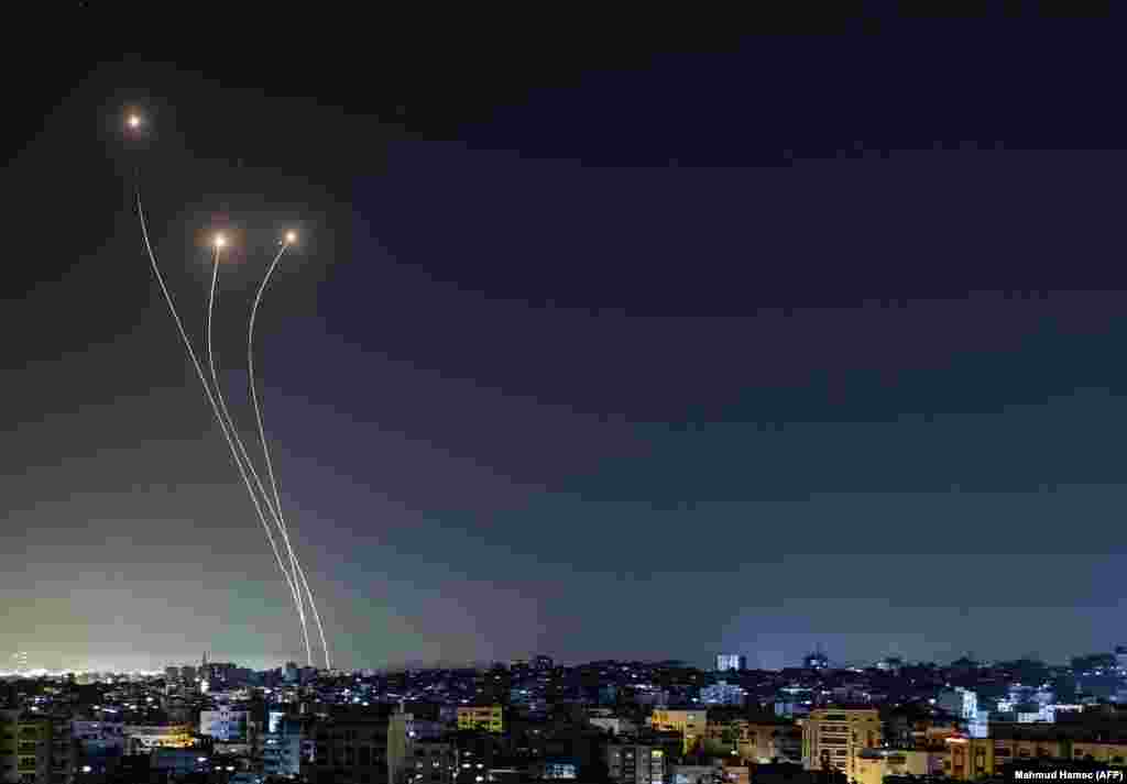 Так виглядає у небі перехоплення ізраїльською протиракетною системою &laquo;Залізний купол&raquo;&nbsp; ракет, випущених зі Смуги Газа. Ранній ранок 17 травня 2021 року. Ізраїльські бойові літаки бомбардували Смугу Газа впродовж ночі, заявили свідки в палестинському анклаві, звідки бойовики запускали ракети по Ізраїлю. &nbsp;