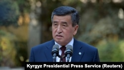 «Я пропоную лідерам політичних партій заспокоїти своїх прихильників і вивести їх із місць скупчення» – заявив Сооронбай Жеенбеков