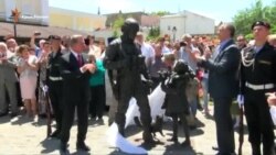 «Вежливых людей» запечатлели в бронзе. Симферополь (видео) «Вежливых людей» запечатлели в бронзе. Симферополь (видео)