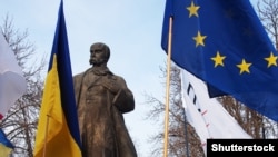 Пам’ятник Тарасові Шевченку в Луганську