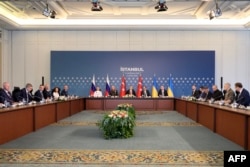 Делегація України (справа), делегація Росії (зліва) та турецькі посередники (в центрі). Стамбул, 2 червня 2025 року