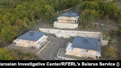 Na snimku drona iz oktobra 2025. godine vide se tri kuće koje se privode kraju na gradilištu u blizini Krasne Poljane.