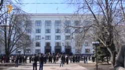 Акция про-российских активистов у здания обладминистрации Луганской области Акция про-российских активистов у здания обладминистрации Луганской области