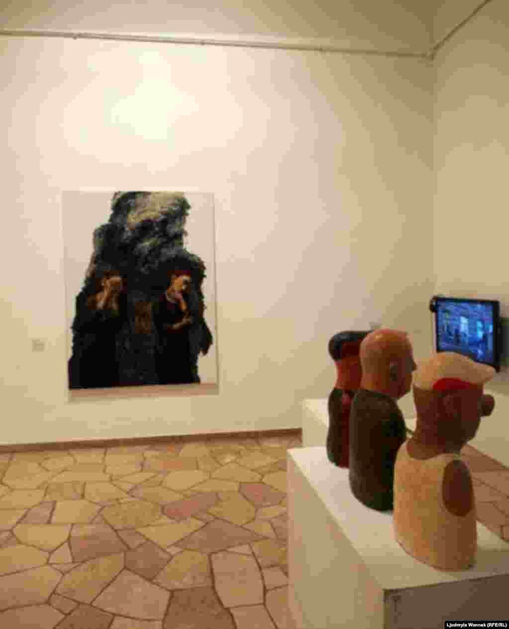 В каждом зале кроме картин, объектов, инсталляций и плакатов, стоят телевизоры, показывающие  документальные фильмы о Майдане