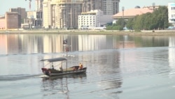 Жители Екатеринбурга обняли пруд Жители Екатеринбурга обняли пруд