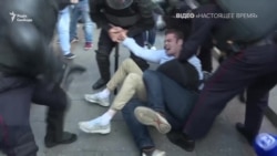 Протести у Москві: поліцейські б'ють лежачих людей Протести у Москві: поліцейські б'ють лежачих людей