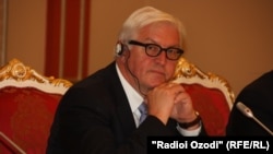 German Minister Frank-Walter Steinmeier suggested a gradual reduction of sanctions if Russia moves to resolve the Ukraine conflict.