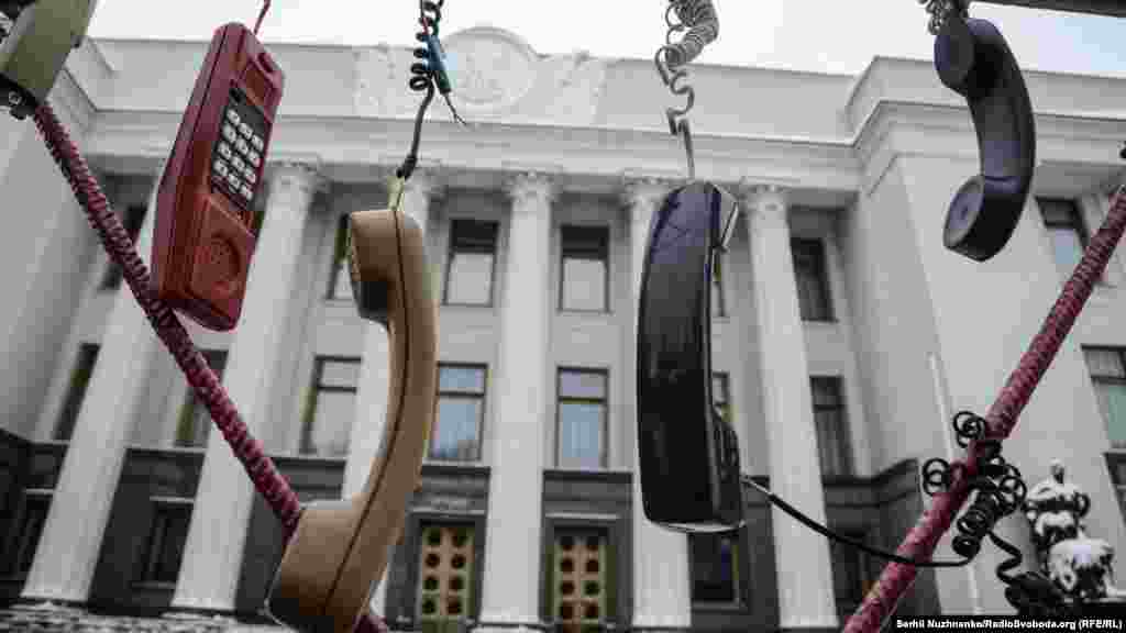 «Депутати, альо! Ми вас не чуємо»