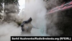 На Банковій розпочали очистку стін Офісу президента – фоторепортаж