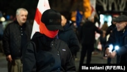 აქციის მონაწილე ნიღბით. რუსთაველის გამზირი, მარტი, 2025.