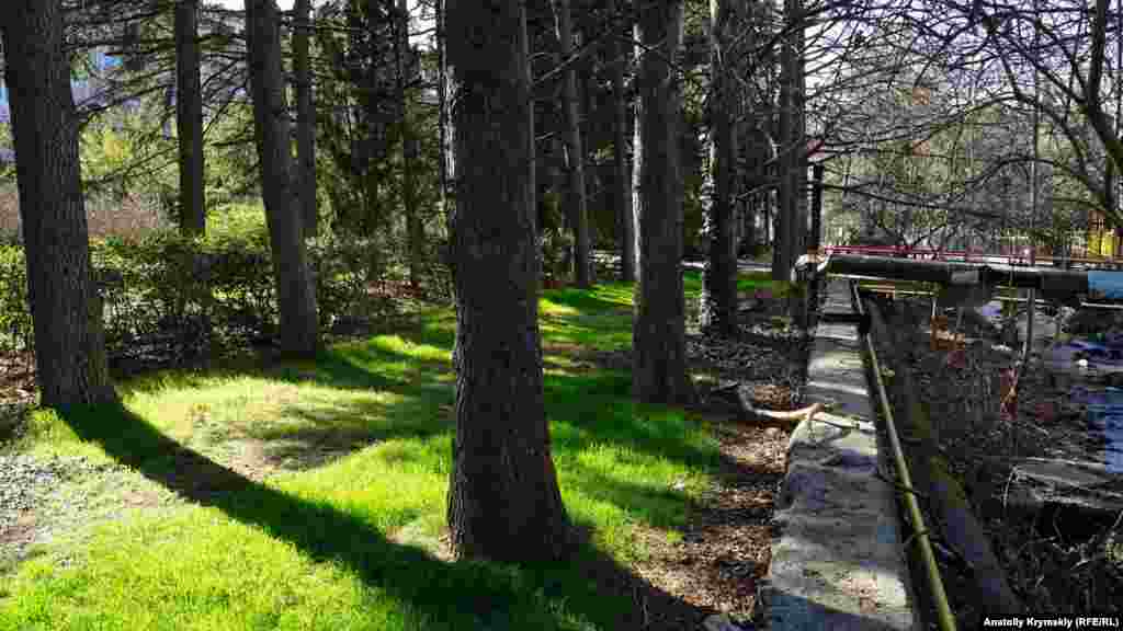 И разбиты целые парки, как этот – парк профилактория «Полет». Парк открыт, но профилакторий закрылся несколько лет назад