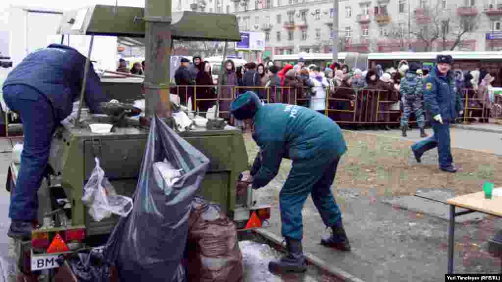 Бесплатно раздается чай, сотрудники МЧС в полевых кухнях готовят кашу.