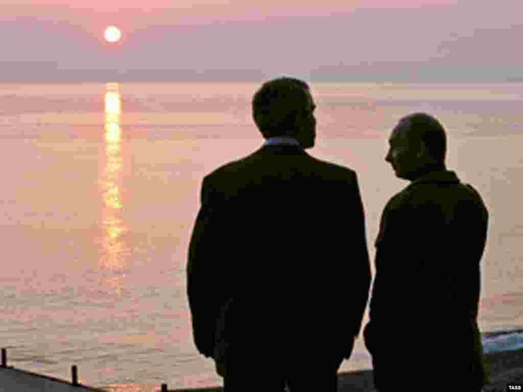 Відносини США-Росія - Президент Джордж Буш зустрічається з президентом Росії Володимиром Путіним у його резиденції «Бочаров Ручей» на Чорному морі.