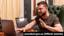 Президент України Володимир Зеленський під час інтервʼю російським журналістам, 27 березня 2022 року