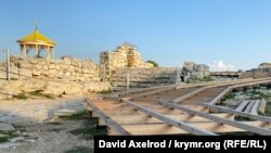 Монтаж деревянной дорожки на территории музея-заповедника «Херсонес Таврический»